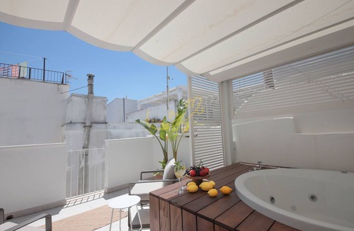 Centro Storico Apartment | TD Palazzomaris Il Faro Seaview Townhouse