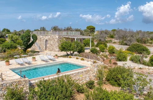 Salve Villa | Traditional country estate w/pool & sea view