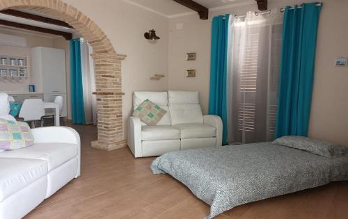Citta Sant'Angelo Apartment | Tre Laghi Countryhouse Luminous with pool and aircon
