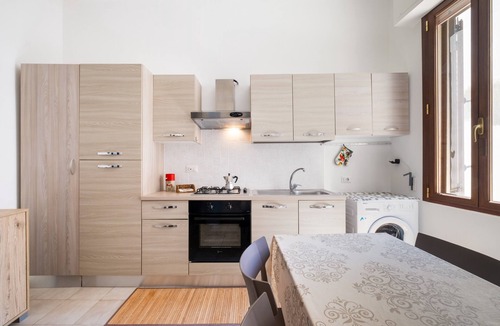 Santa Maria al Bagno House | Vacation Home 'Vacanza Alle 4 Colonne - 2' with Balcony, Wi-Fi and Air Conditioning