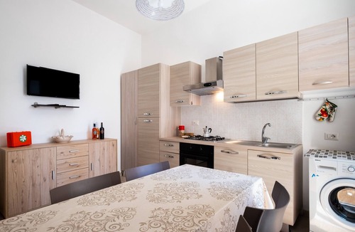 Santa Maria al Bagno House | Vacation Home 'Vacanza Alle 4 Colonne - 2' with Balcony, Wi-Fi and Air Conditioning