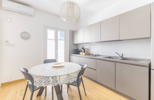 Casa Papa Apartment | Vico21 Apartment in Central Modica with Balcony, Wi-Fi, and Air Conditioning