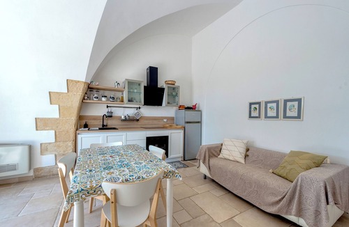 Arnesano Villa | Villa 'Minioti Apartment A-B' with Shared Terrace, Wi-Fi and Air Conditioning