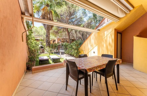 Santa Margherita di Pula Apartment | Yellow House with garden, 130 meters from the beach