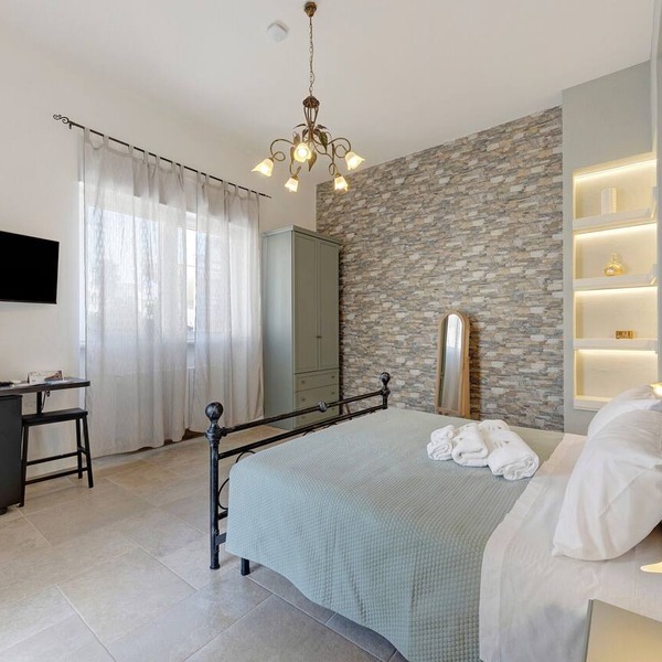 Bed and Breakfast 'L'Aurora - Alba Room' with Shared Terrace, Wi-Fi and Air Conditioning