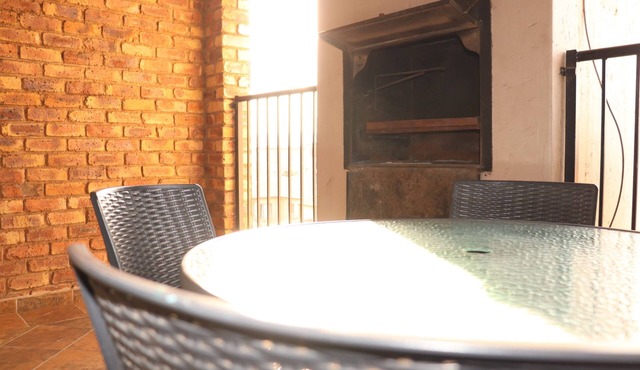 2km from Bedford center and 3 km from East Gate mall, and 12km from Maboneng. in Germiston