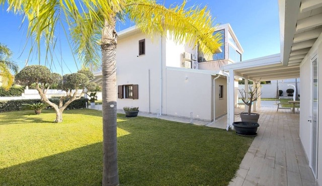 3 bedrooms Villa - Swimming Pool, Jacuzzi, Private Parking, Sun And Relaxation in Torre Colonna-Sperone