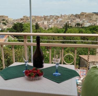Accoglienza personale, parcheggio e vista su Tricarico in Basilicata, Io Sono Qui