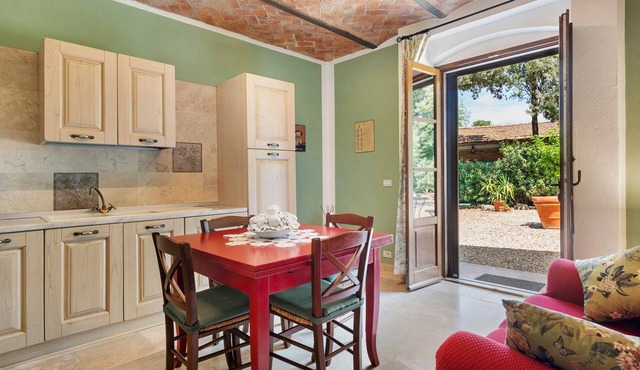 Agriturismo Santa Luce – 'Lavanda' Apartment with Shared Pool, Private Garden and Wi-Fi in Foiano della Chiana