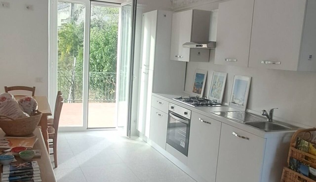 Ancient atmospheres and modern comfort, between rock and sea in Furore