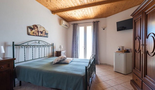 Angeli Nel Salento - Room 5 with Private Terrace, Wi-Fi and Air Conditioning