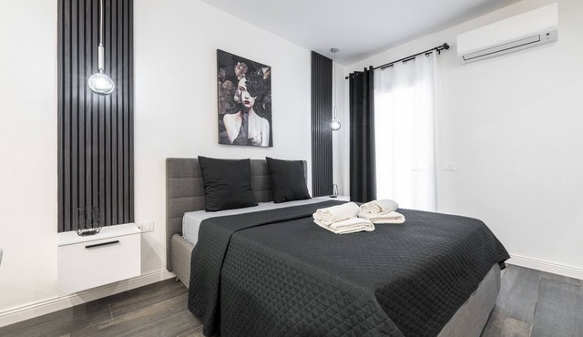 Apartment 'Black E White' with Wi-Fi and Air Conditioning