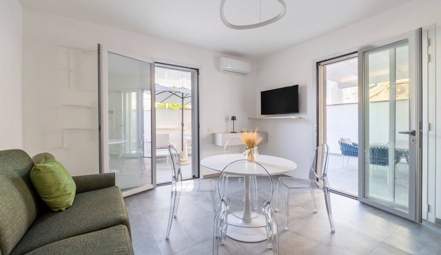 Apartment 'I Faraglioni' with Private Terrace, Wi-Fi and Air Conditioning