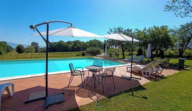 Apartment in a farmhouse between Tuscan hills in Bucine