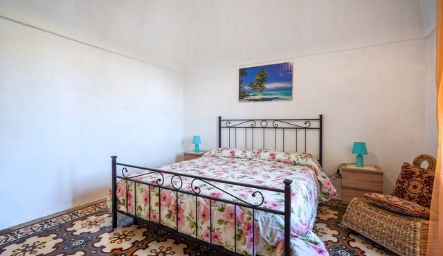 Apartment "La Casa di Pietra Location Rosy" with Private Garden & Wi-Fi