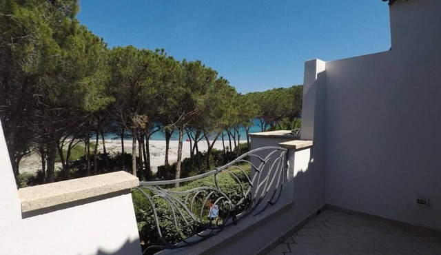 Apartment 'La Corte Degli Ulivi B' with Sea View, Wi-Fi and Air Conditioning