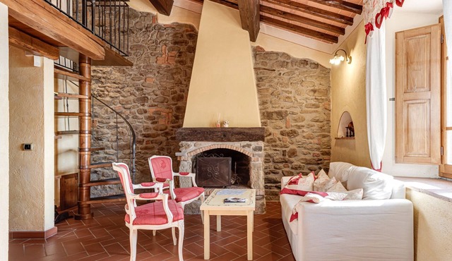 Apartment 'Le Balze' with Shared Pool, Shared Terrace and Wi-Fi in Pian di Scò