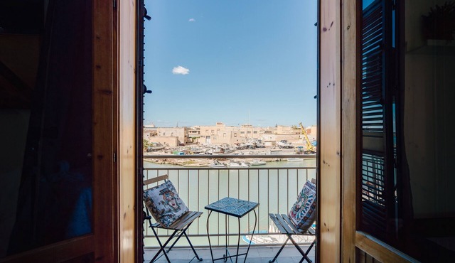 Apartment 'Tramonto Mediterraneo' with Sea View, Wi-Fi and Air Conditioning
