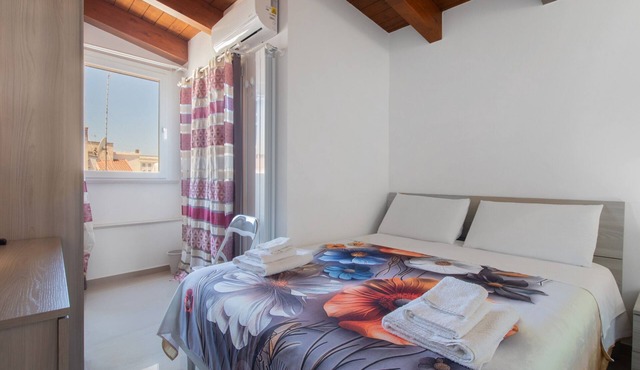 Attica B&B – 'Red' Room with Shared Terrace, Wi-Fi, and Air Conditioning