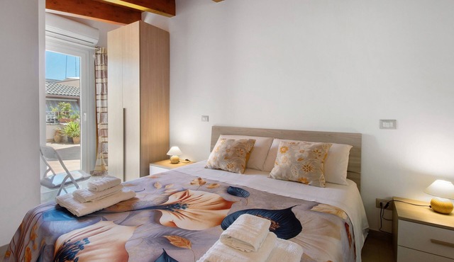 Attica BeB – 'Gialla' Room with Shared Terrace, Wi-Fi and Air Conditioning