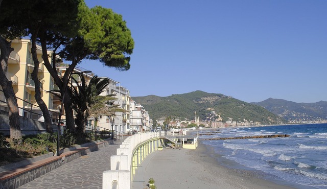 Beachfront accommodation, 3 bedrooms plus small bedroom, with private courtyard. in Laigueglia