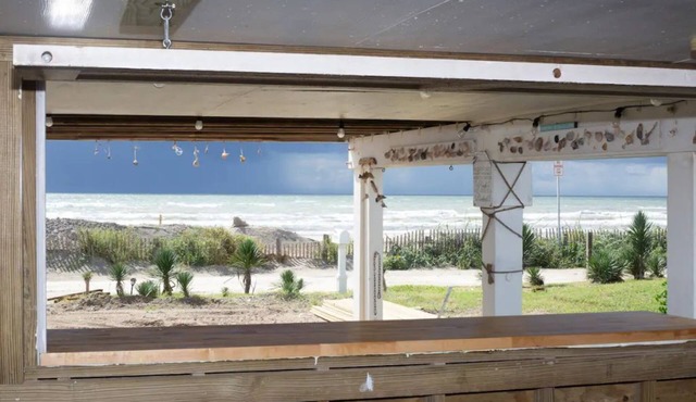 Beachfront - Steps from the sand! in Galveston