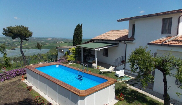 Beautiful private villa for 9 guests with WIFI, private pool, TV, terrace and pets allowed