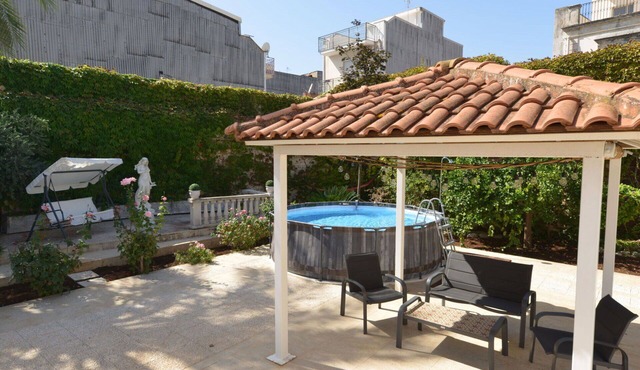 Beautiful private villa for 8 guests with A/C, private pool, WIFI, TV, patio and pets allowed in Floridia