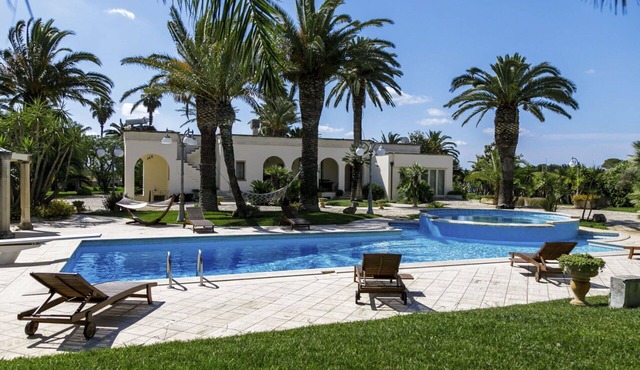 Beautiful private villa with A/C, hot tub, WIFI, private pool, TV, patio and pets allowed
