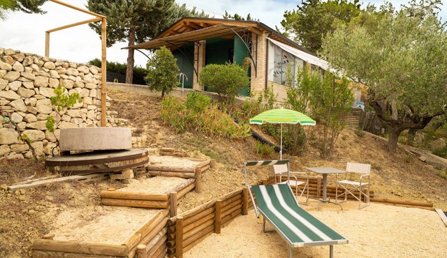 Beautiful villa with hot tub, private pool, A/C, WIFI, patio, pets allowed and panoramic view