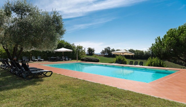 Beautiful villa for 10 guests with pool, WIFI, TV and pets allowed in Siena