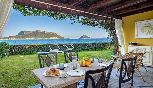 Blue Apartment - S' Abba e Sa Pedra with Sea View, Wi-Fi and Air Conditioning