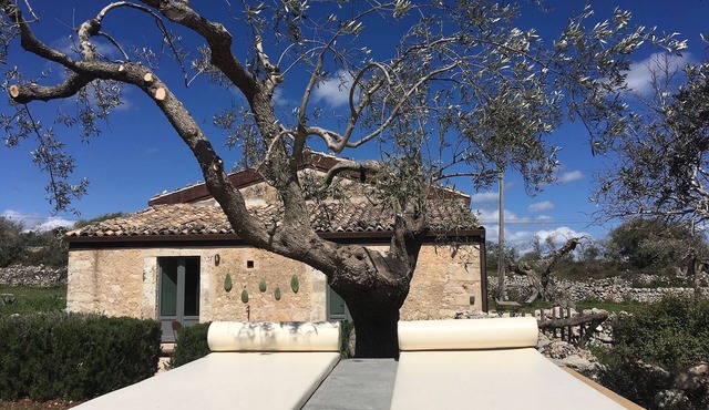 Casa Farfaglia, a charming old oil mill in Noto