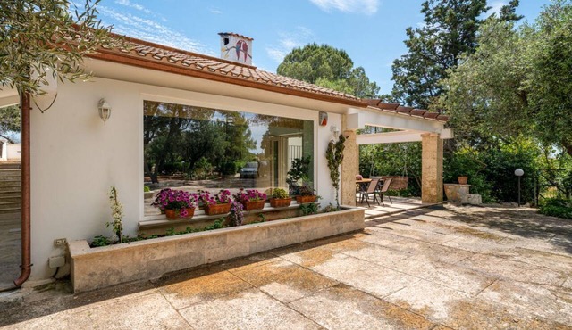 Casa Serena: with Pine Forest, Jacuzzi Tub & BBQ near the beach, Pet Friendly