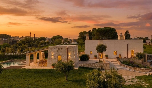 Casina d'Autore: Historic Charm, Salt Pool with Baby Pool in Itria Valley.