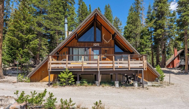 Chalet #2, Charming Ski In/Ski Out Steps to the M in Mammoth Lakes
