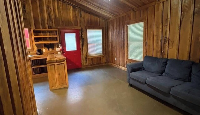 Charming 2-bedroom cabin in peaceful Malakoff on the lake with AC in Malakoff