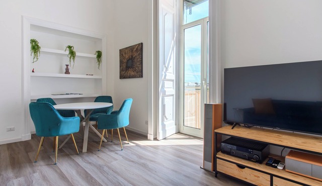 Chic and Spacious Just few Steps fm the Seafront & Famous Piazza del Plebiscito in Napoli