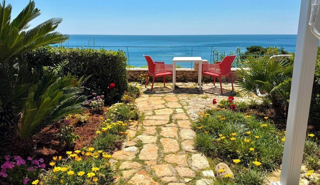 Corner of paradise with private access to the sea