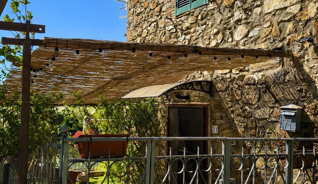 Country House 'La Casa Del Pino' with Mountain View, Private Garden, and Wi-Fi in Tatti