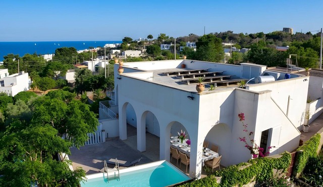 Cozy house with little pool and sea view