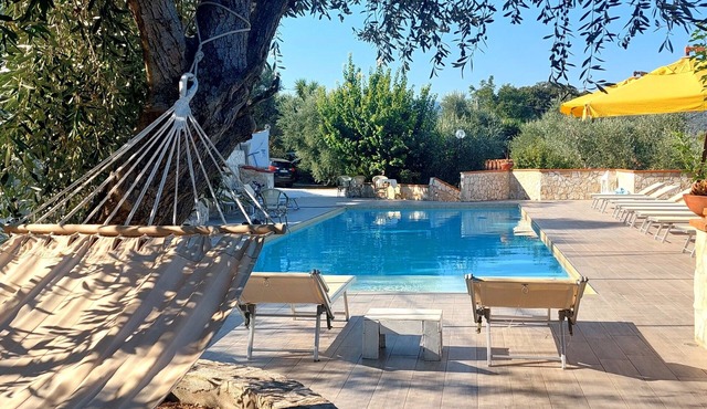 Detached apartment in residence with swimming pool