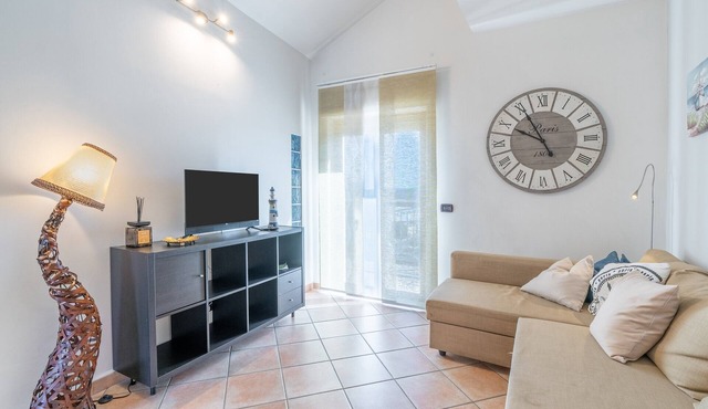 Entire Apartment 'Lentini Room' with Wi-Fi and Balcony Overlooking Etna