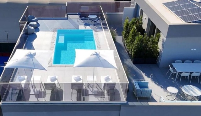 Executive Suite with heated pool in the heart of Bari