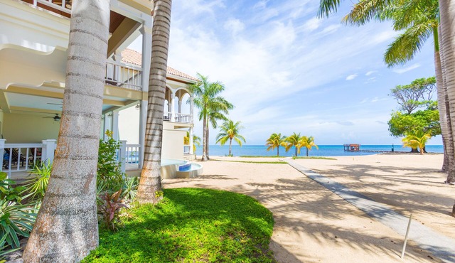 Fantastic beachfront 1 bedroom getaway in Roatan