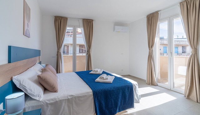 Giualè Portopalo '4' with Sea View, Wi-Fi and Air Conditioning