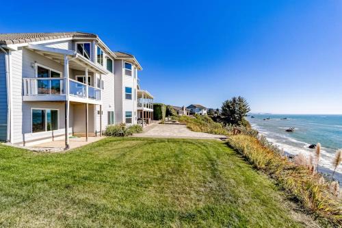 Gorgeous oceanfront estate with amazing views & hot tub - steps to quiet beach in Brookings