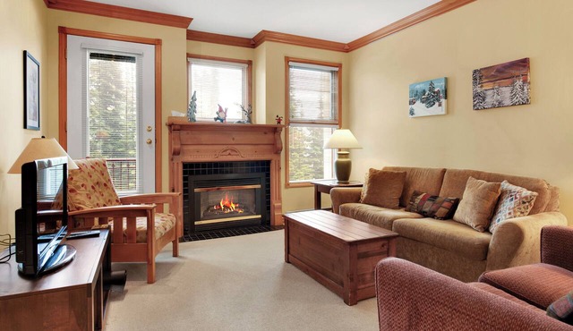 Ground Level 2 bed/2 bath condo with laundry, BBQ, pet-friendly, large deck in Silver Star Mountain