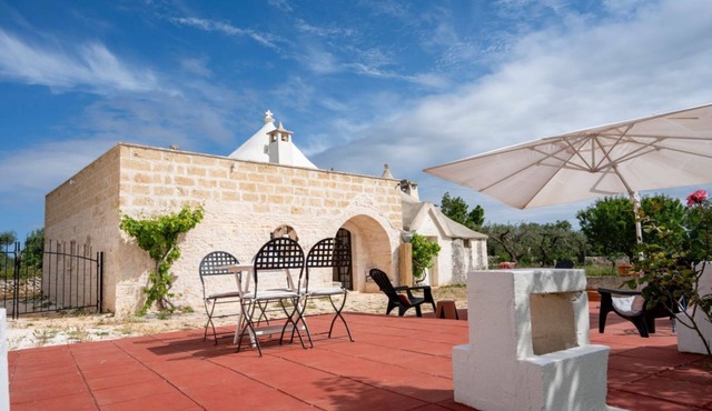 GuestHost - Charming independent trullo of about 45 sqm, able to accommodate up to 3 people and perfect for those who want to immerse themselves in an authentic Apulian experience.The property is located in the hinterland of Monopoli, in a context immers