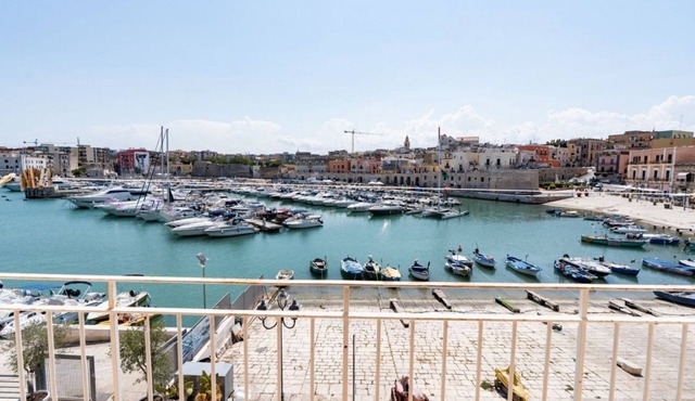 GuestHost - Cozy 40 sqm ground floor apartment, perfect for two people.The property offers enchanting views of the sea and the port of Bisceglie and is perfectly located for exploring the city's most charming attractions. All main amenities and the neare